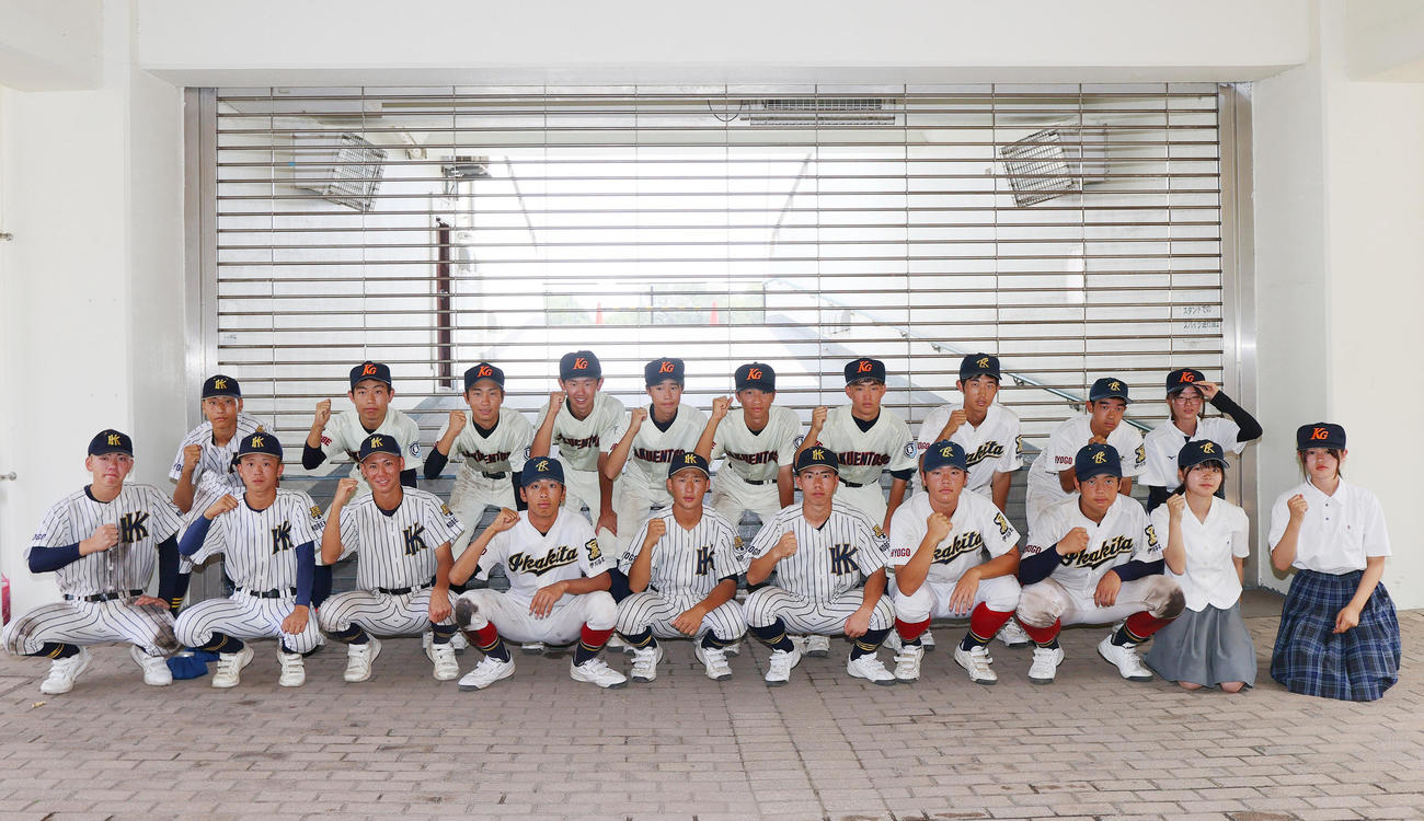 試合後、記念撮影する3校連合の神戸北・伊川谷北・神戸学園都市ナイン（撮影・上山淳一）