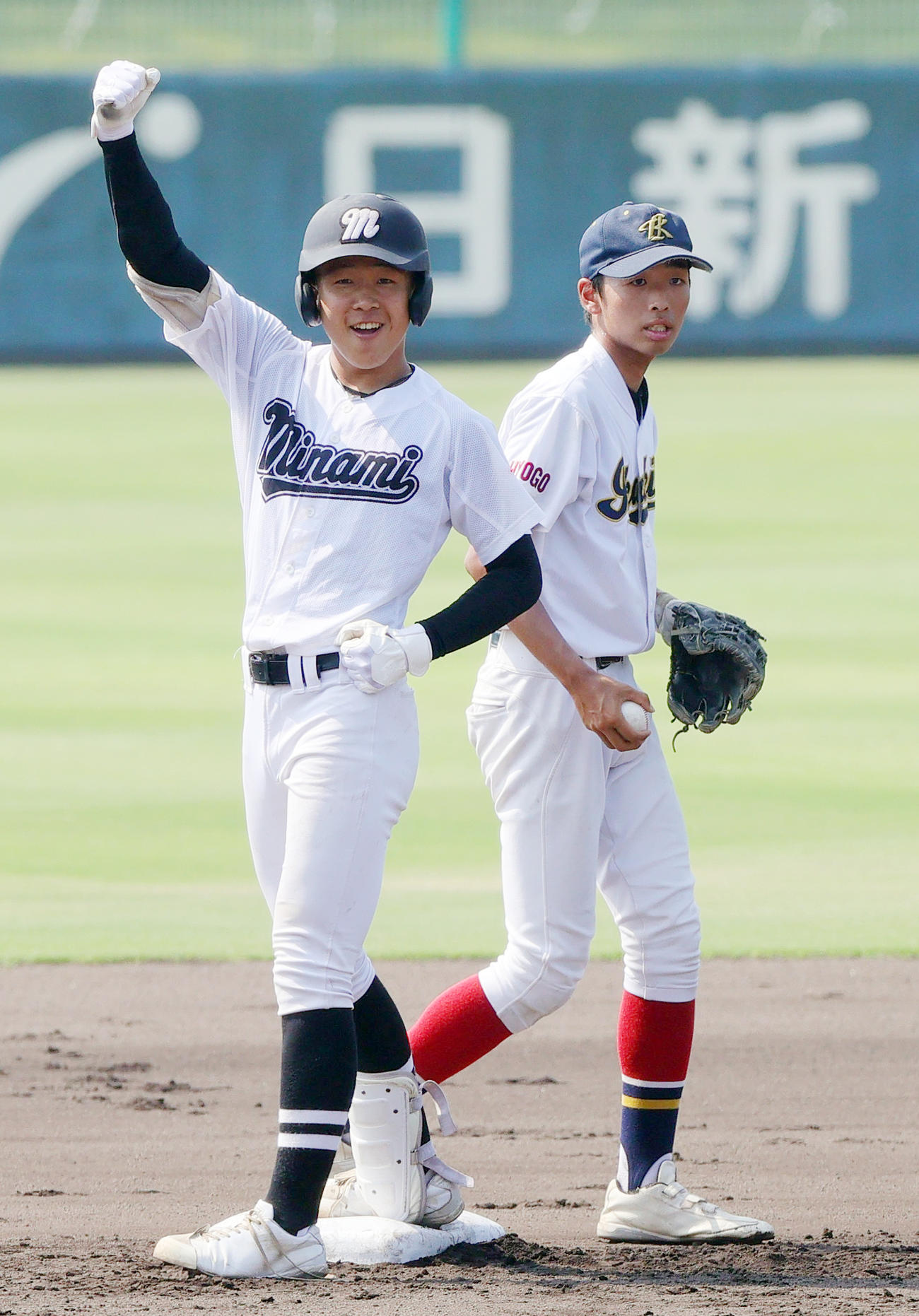 神戸北・伊川谷北・神戸学園都市対姫路南　1回裏姫路南2死二、三塁、奥川（左）は左2点適時二塁打を放ちガッツポーズする（撮影・上山淳一）