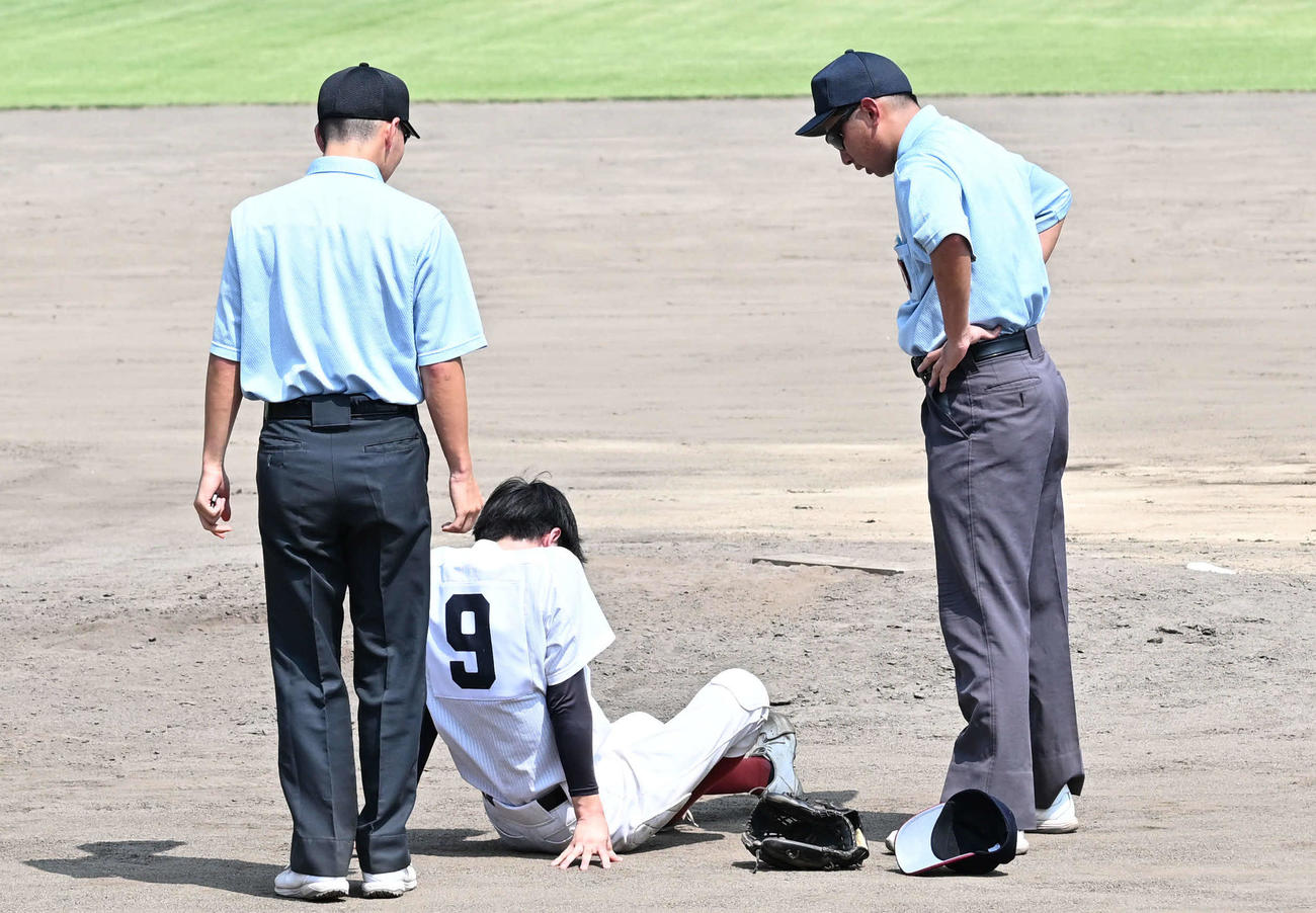浮羽工対福岡西陵　6回裏、倒れ込む浮羽工の倉富（中央）（撮影・林敢治）