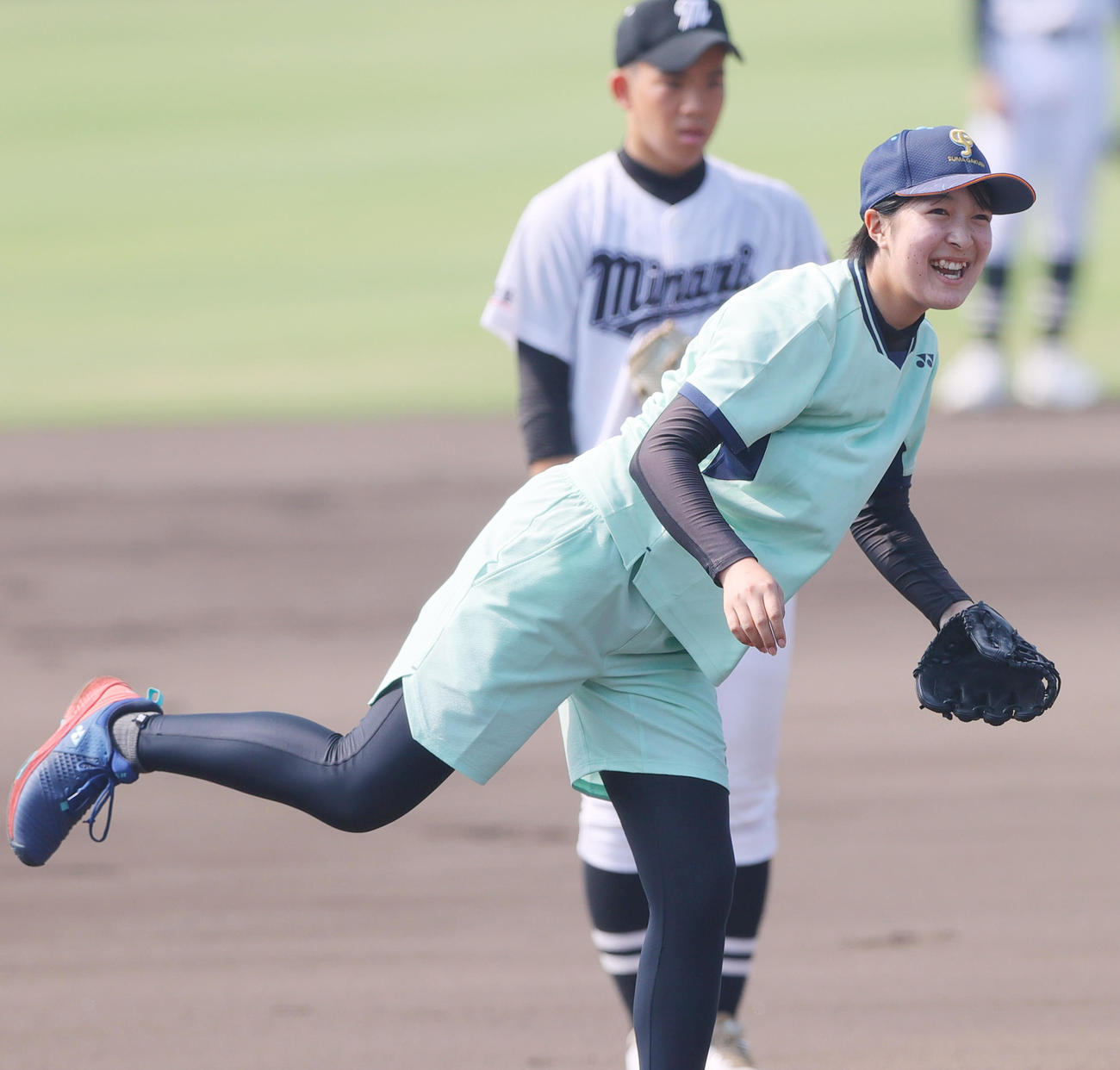 神戸北・伊川谷北・神戸学園都市対姫路南　始球式で投球する須磨学園の中谷ももこさん（撮影・上山淳一）
