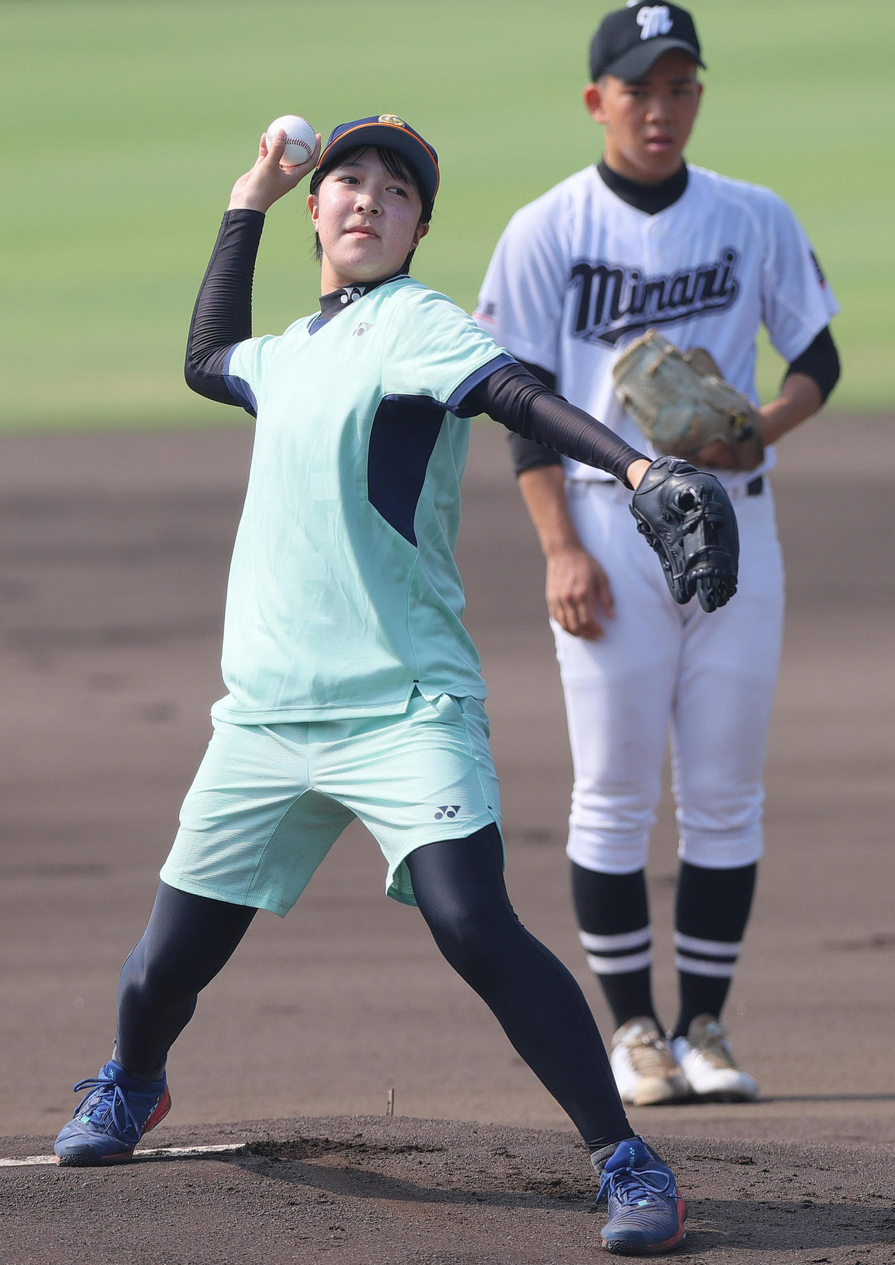 神戸北・伊川谷北・神戸学園都市対姫路南　始球式で投球する須磨学園の中谷ももこさん（撮影・上山淳一）