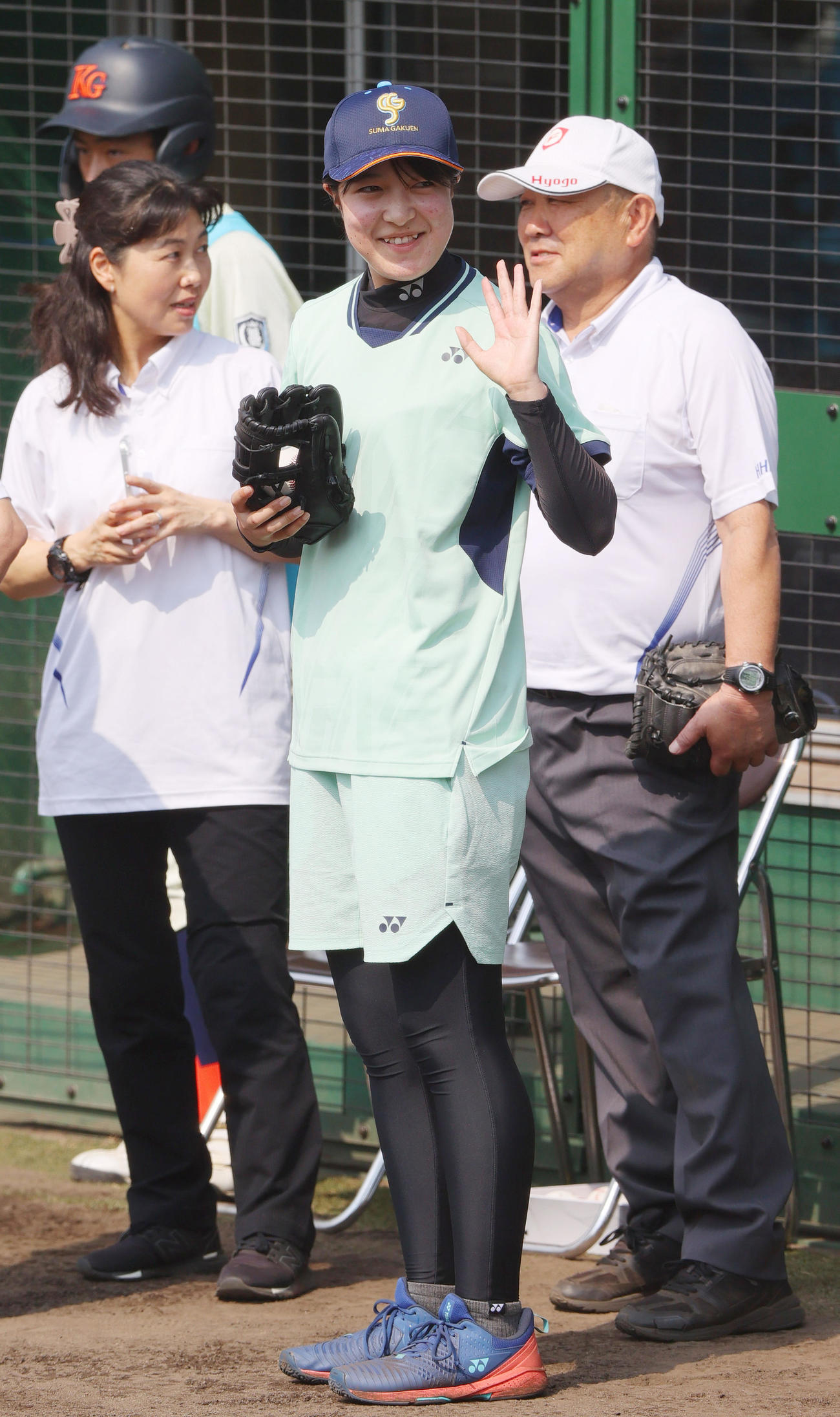 神戸北・伊川谷北・神戸学園都市対姫路南　始球式を前に笑顔を見せる須磨学園の中谷ももこさん（撮影・上山淳一）