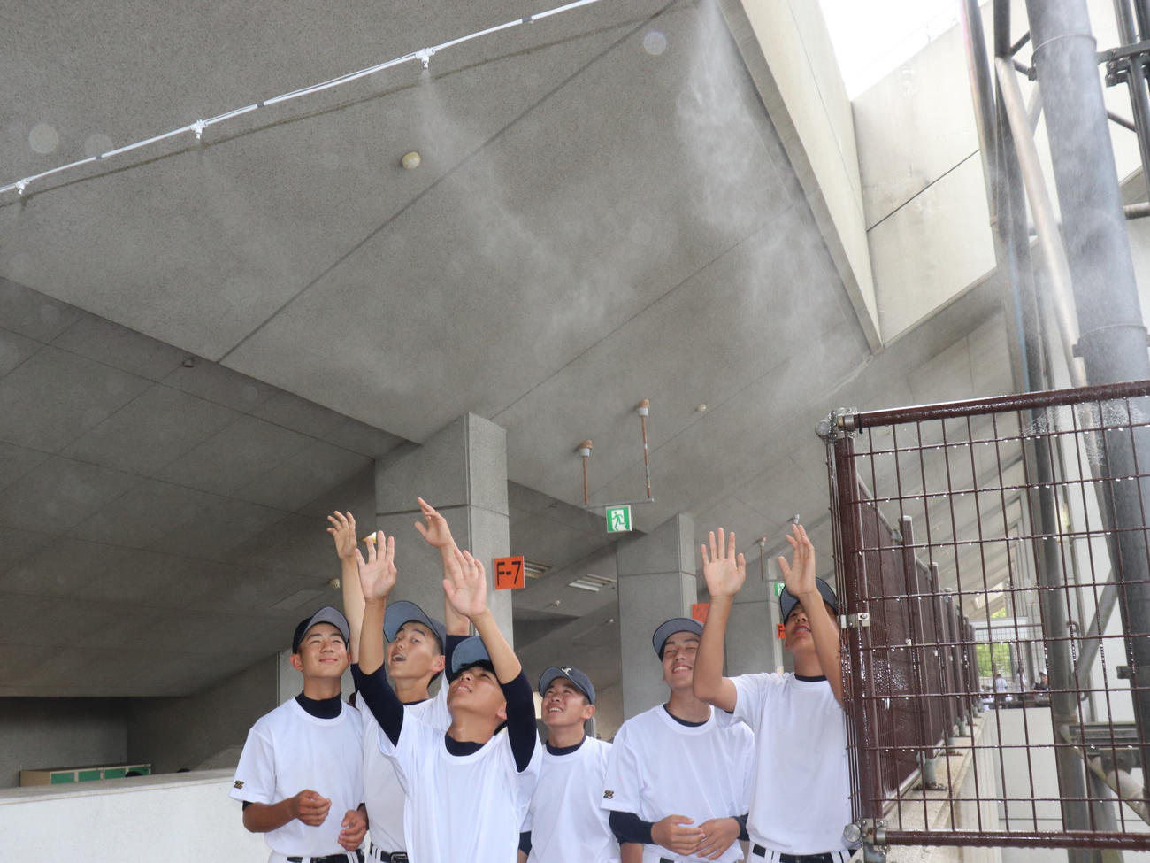 京都大会・開会式　わかさスタジアム京都で今夏新たに設置された霧状のミストで涼む、峰山の1年生部員たち（撮影・中島麗）