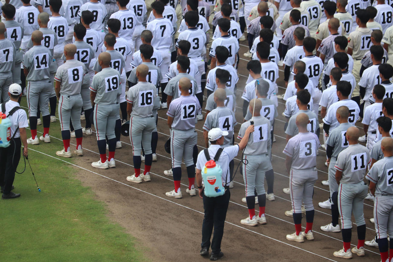 京都大会・開会式　府高野連スタッフのミスト隊によるミストで涼む、グラウンドに並ぶ選手たち（撮影・中島麗）