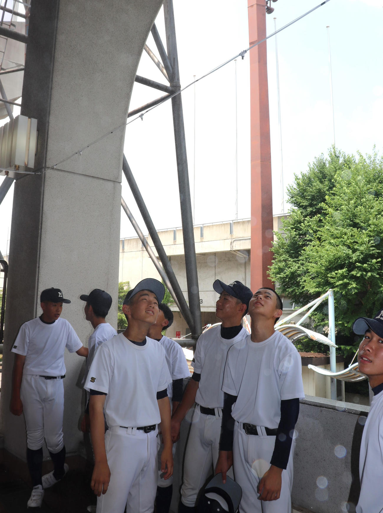 京都大会・開会式　わかさスタジアム京都で今夏新たに設置された霧状のミストで涼む、峰山の1年生部員たち（撮影・中島麗）