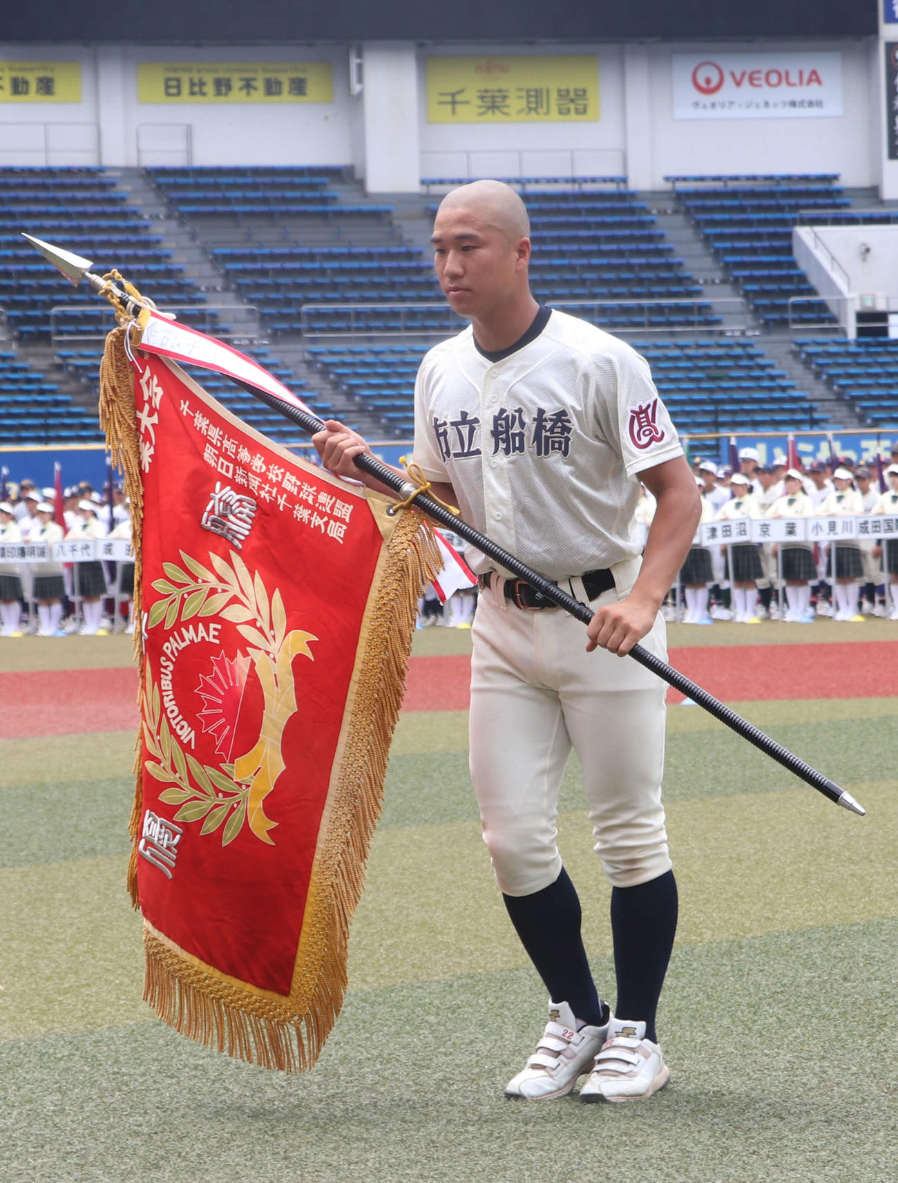 第107回高校野球千葉大会開会式　準優勝旗を返還する市船橋・田中主将（撮影・北村健龍）