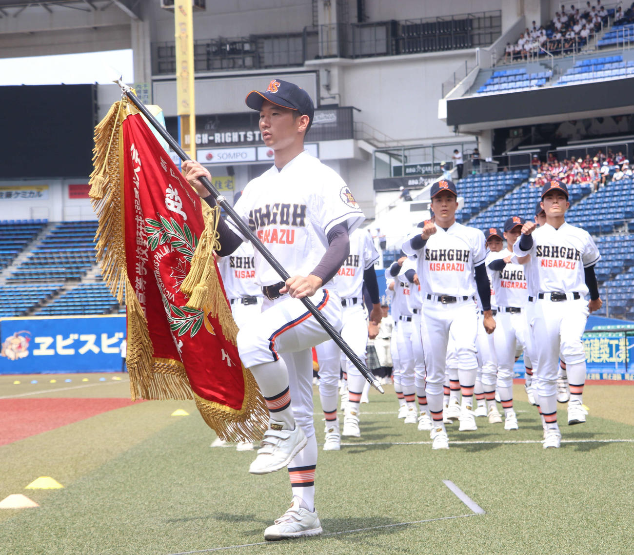 第107回高校野球千葉大会開会式　行進する木更津総合ナイン（撮影・北村健龍）