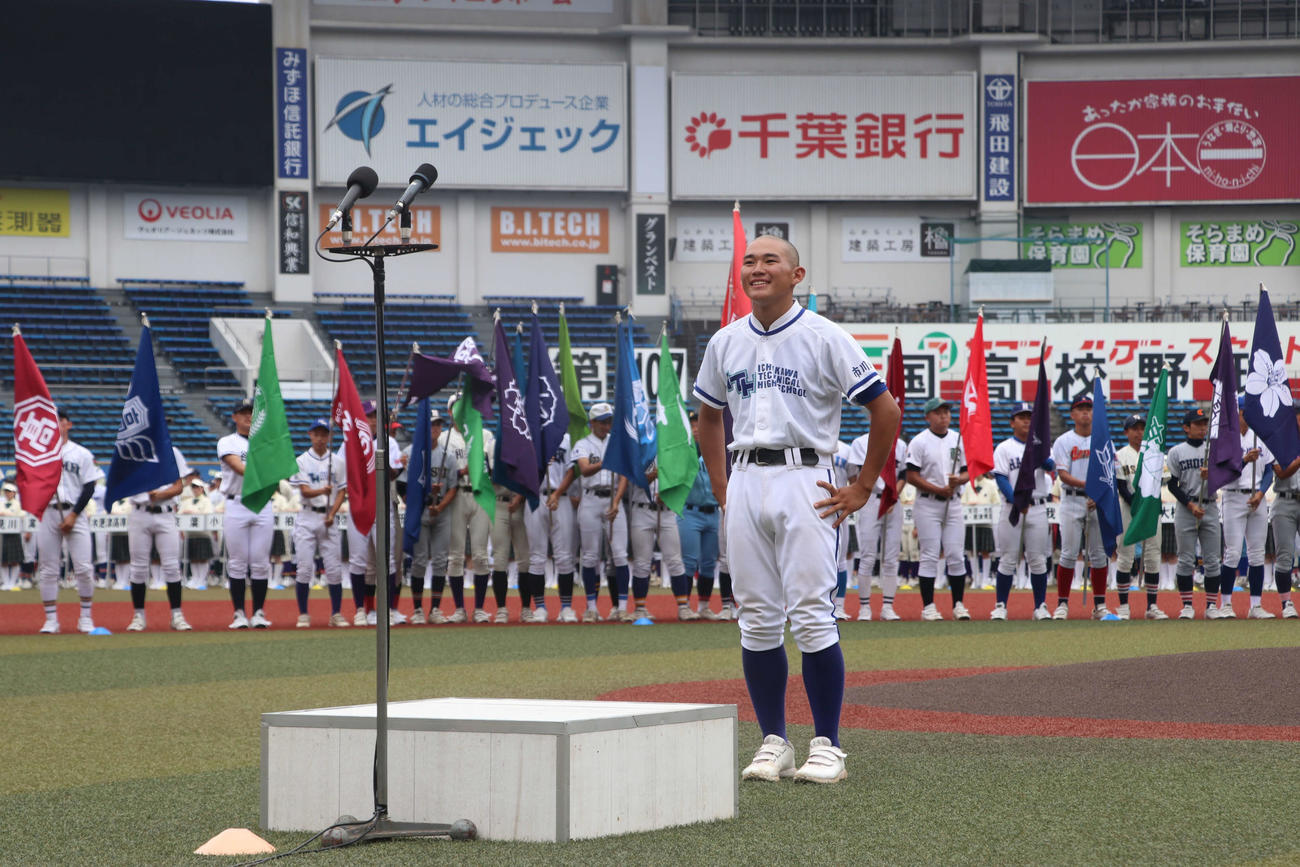 第107回高校野球千葉大会開会式　選手宣誓を行う市川工・小国主将（撮影・北村健龍）