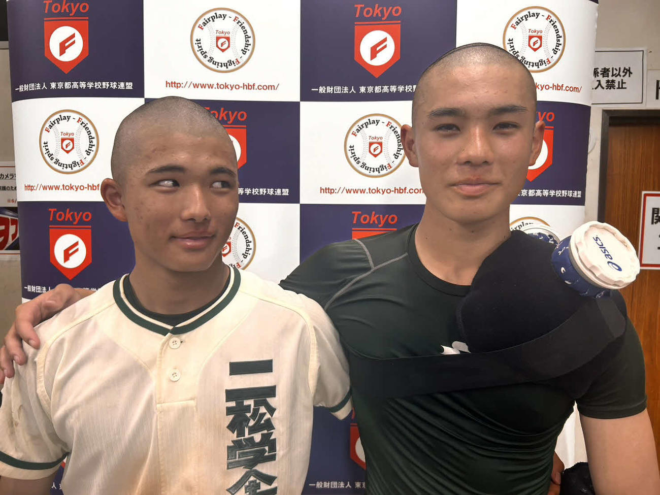 開幕戦コールド発進に貢献した二松学舎大付1年生コンビの納崎（左）と川島（撮影・平山連）