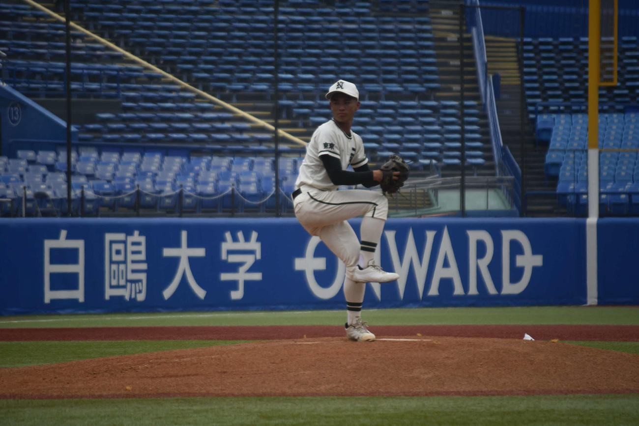 5回参考ながらノーヒットノーランを達成した二松学舎大付の川島（撮影・平山連）