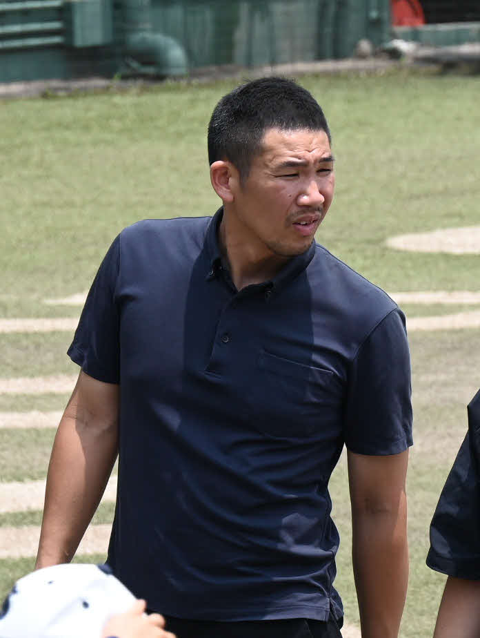 浮羽工対福岡西陵　福岡西陵の甲斐責任教師（撮影・林敢治）