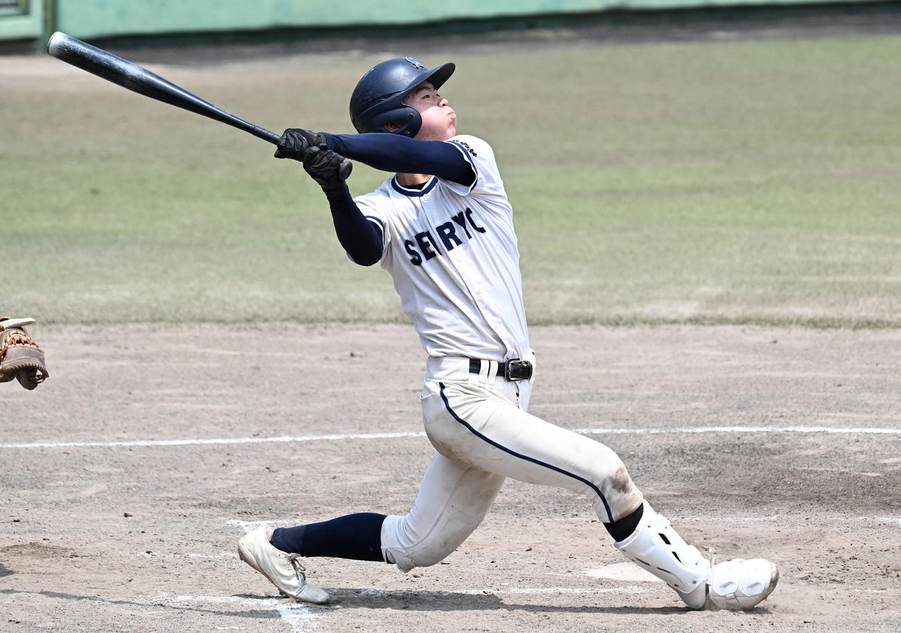 浮羽工対福岡西陵　3回裏福岡西陵2死、中村は二塁打を放つ（撮影・林敢治）
