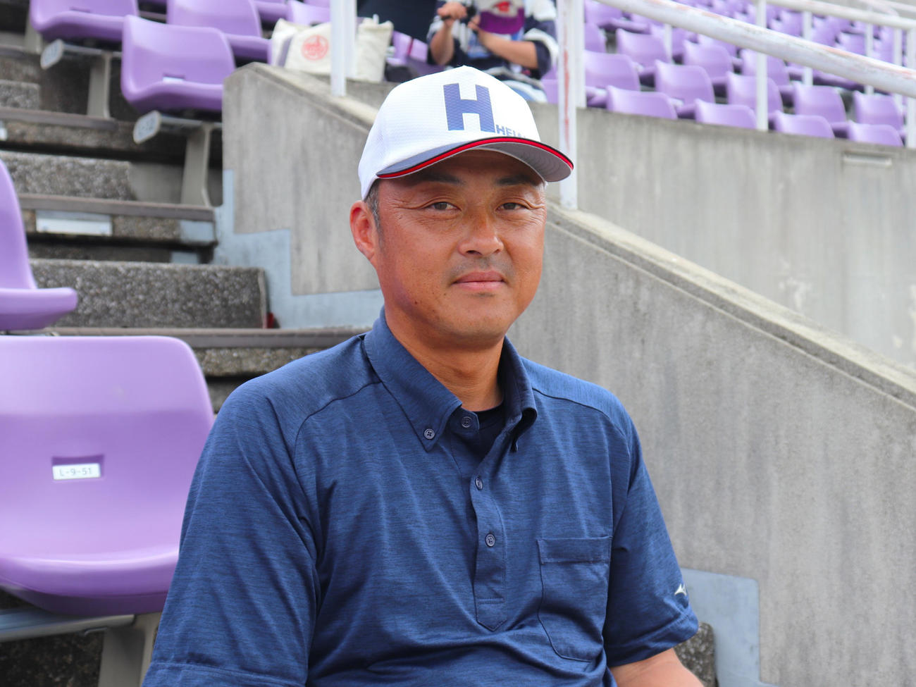 京都大会・開会式　今春龍谷大平安の監督に就任した、同校OBの川口監督（撮影・中島麗）