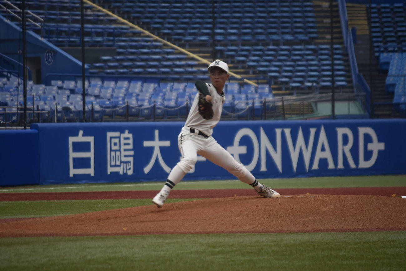 5回参考ながらノーヒットノーランを達成した二松学舎大付の川島（撮影・平山連）
