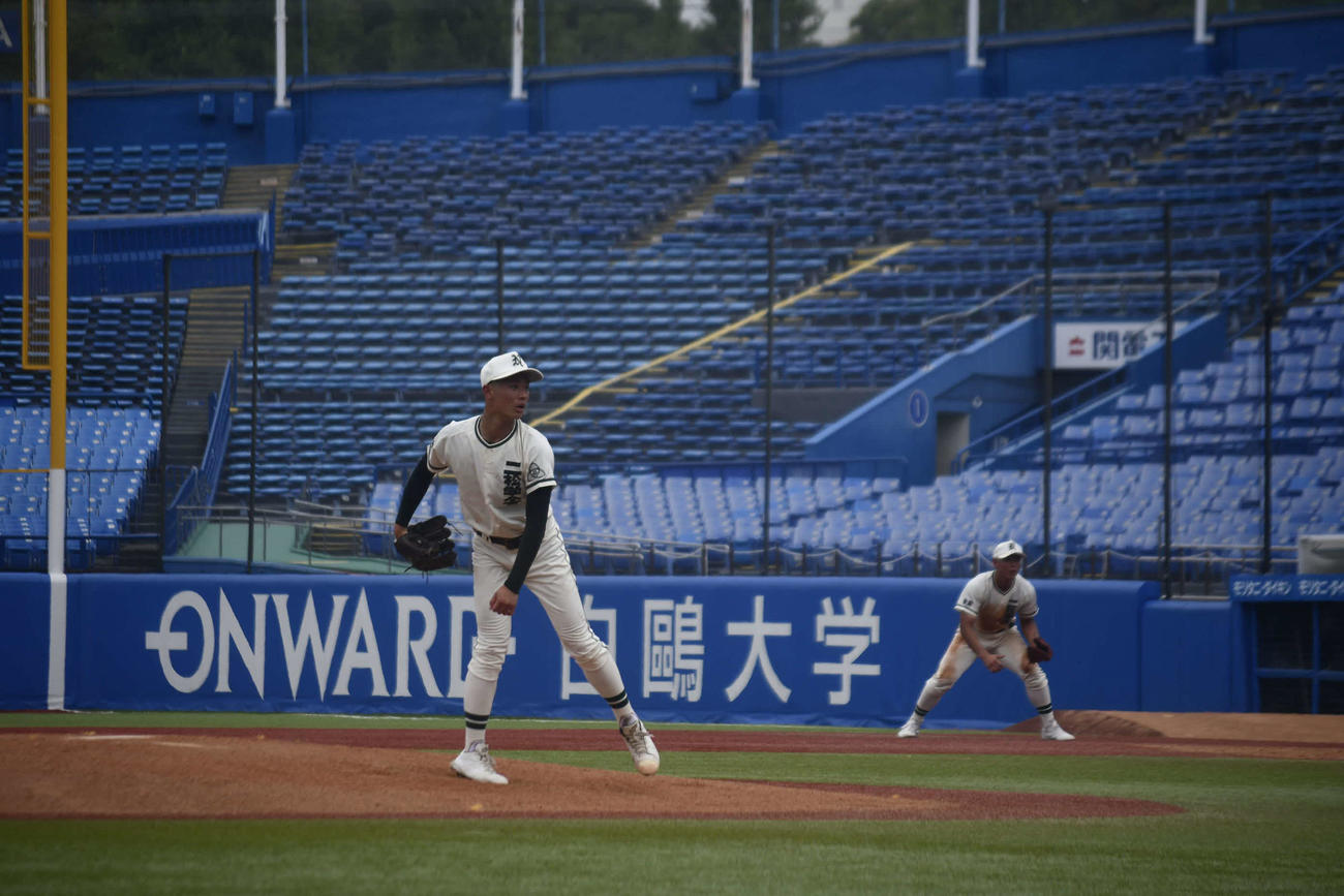 5回参考ながらノーヒットノーランを達成した二松学舎大付の川島（撮影・平山連）