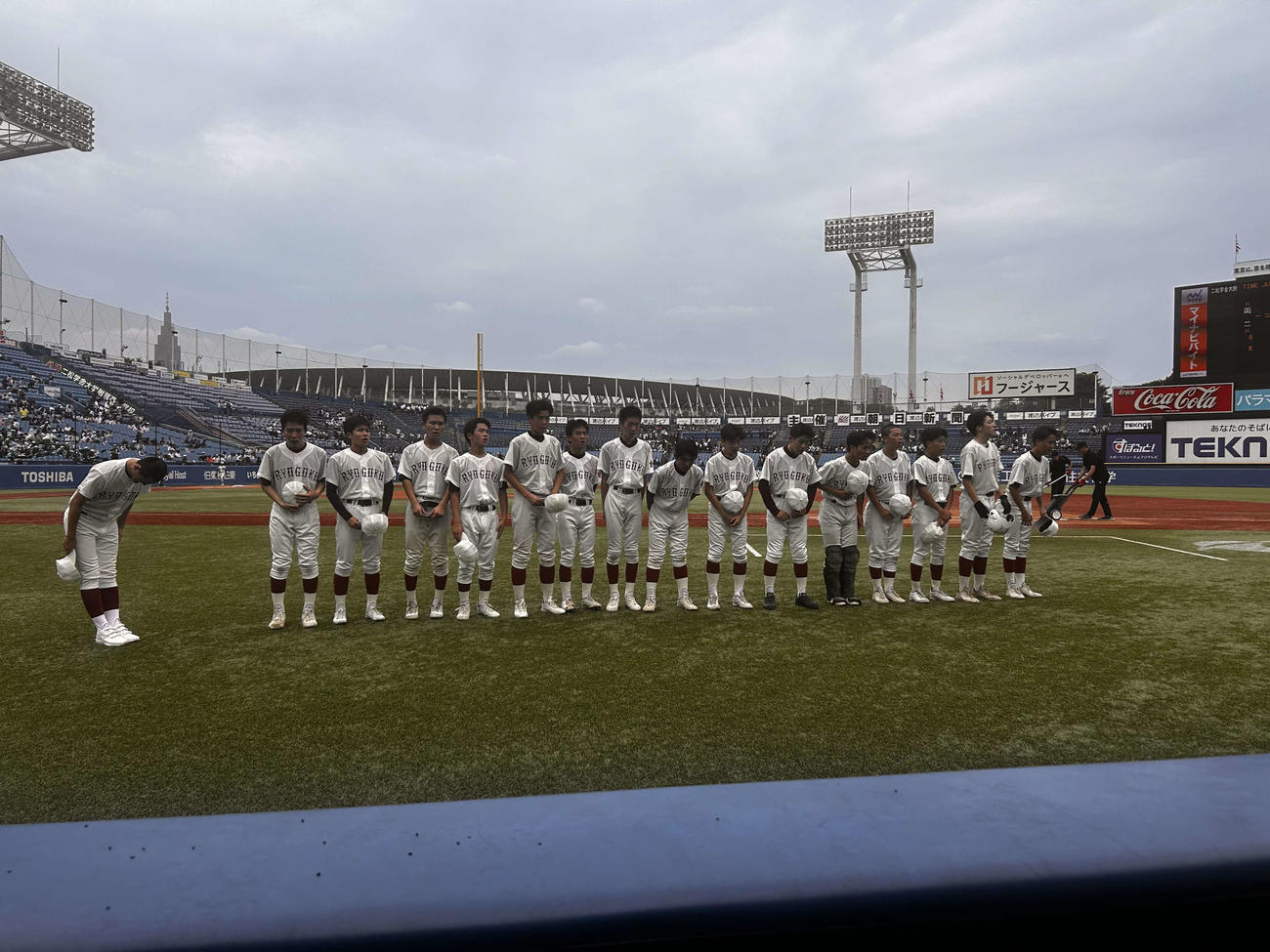 試合前に一塁側スタンドに挨拶する両国の選手たち（撮影・平山連）