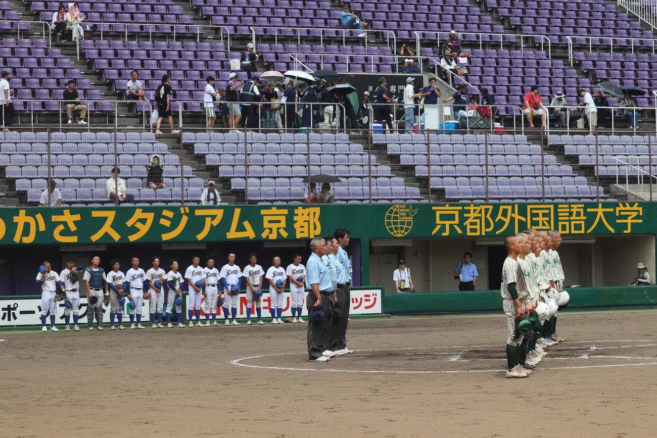 京都大会1回戦　海洋対京都先端科学大付　勝利の校歌を歌う、京都先端科学大付ナイン（撮影・中島麗）