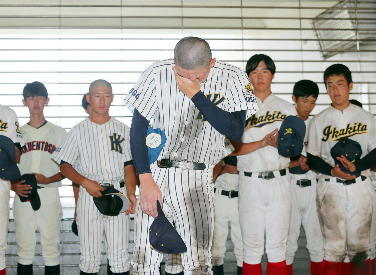 神戸北・伊川谷北・神戸学園都市対姫路南　ラストミーティングで涙を流す神戸北・伊川谷北・神戸学園都市の羽村主将（撮影・上山淳一）