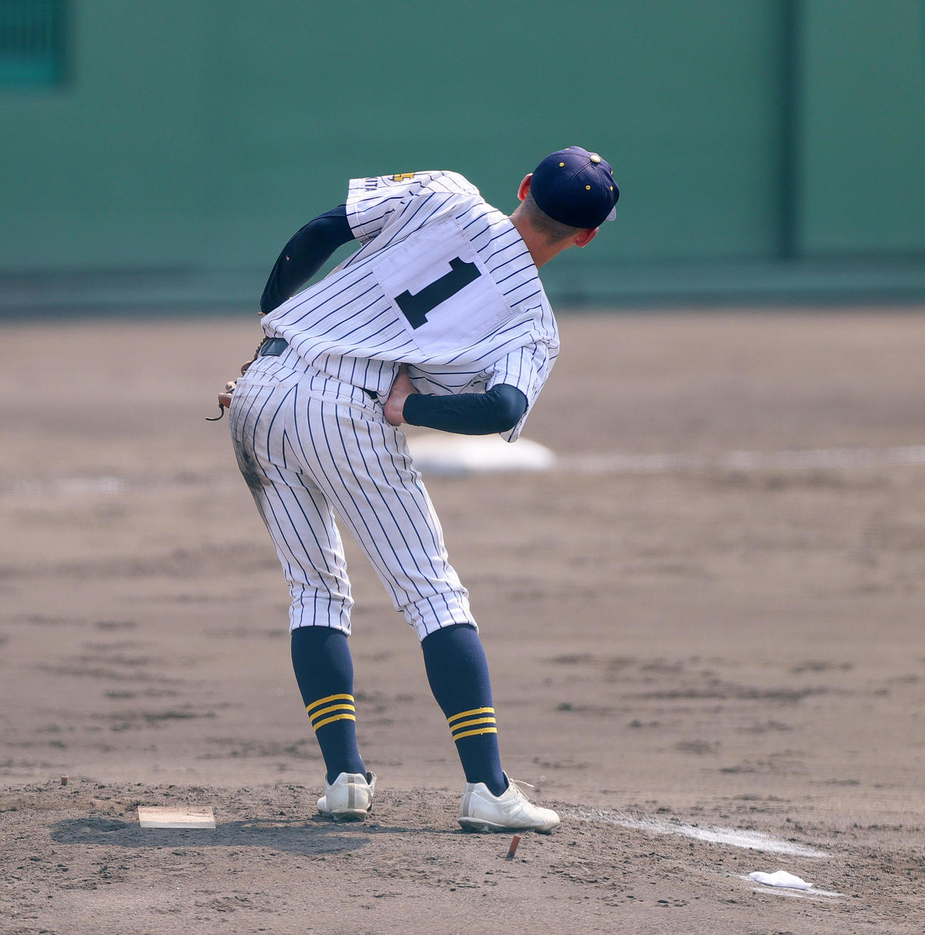 神戸北・伊川谷北・神戸学園都市対姫路南　3回裏、エース羽村はマウンドで右の腰をさわる（撮影・上山淳一）