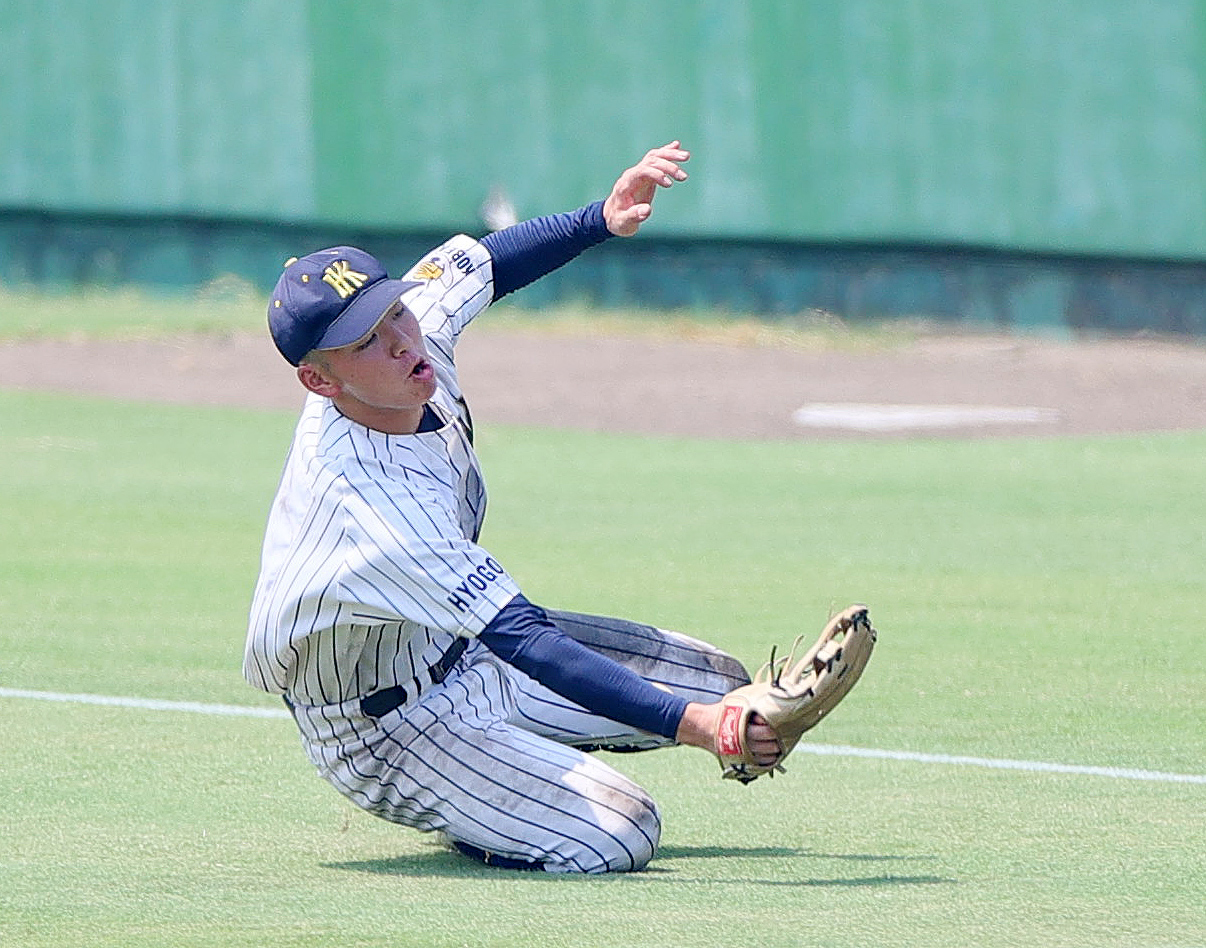 神戸北・伊川谷北・神戸学園都市対姫路南　7回裏姫路南1死一、三塁、右翼手羽村は竹内の打球を追うが左前適時打となりコールドゲームとなる（撮影・上山淳一）