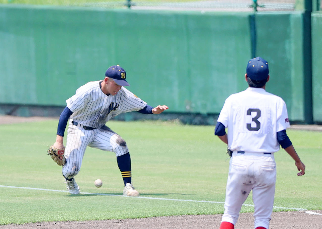 神戸北・伊川谷北・神戸学園都市対姫路南　7回裏姫路南1死一、三塁、右翼手羽村（左）は竹内の打球を追うが左前適時打となりコールドゲームとなる（撮影・上山淳一）