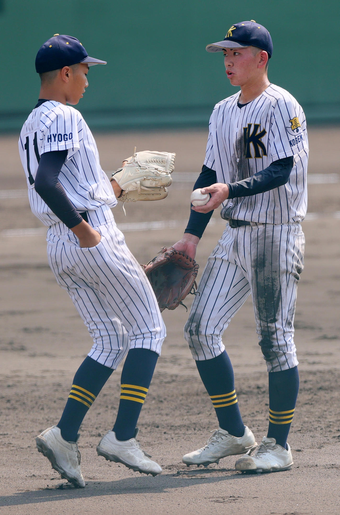 神戸北・伊川谷北・神戸学園都市対姫路南　3回裏、砂泊（左）にマウンドを託すエース羽村（撮影・上山淳一）