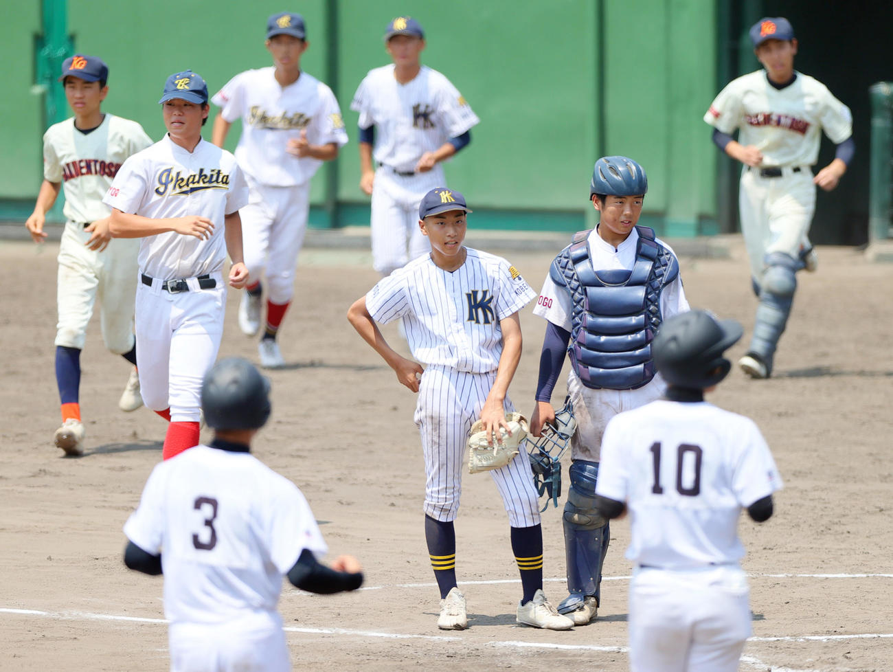 神戸北・伊川谷北・神戸学園都市対姫路南　7回裏、コールドゲームにぼう然とする捕手太田（右）と投手砂泊（撮影・上山淳一）