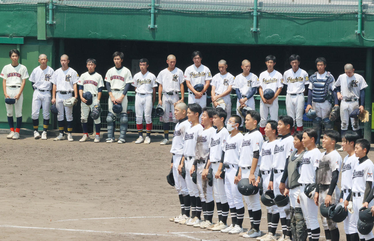 神戸北・伊川谷北・神戸学園都市対姫路南　姫路南に敗れベンチ前に整列する神戸北・伊川谷北・神戸学園都市の選手ら（撮影・上山淳一）