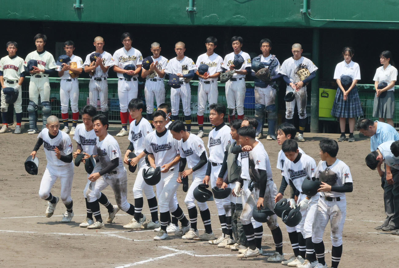 神戸北・伊川谷北・神戸学園都市対姫路南　姫路南に敗れベンチ前に整列する神戸北・伊川谷北・神戸学園都市の選手ら（撮影・上山淳一）