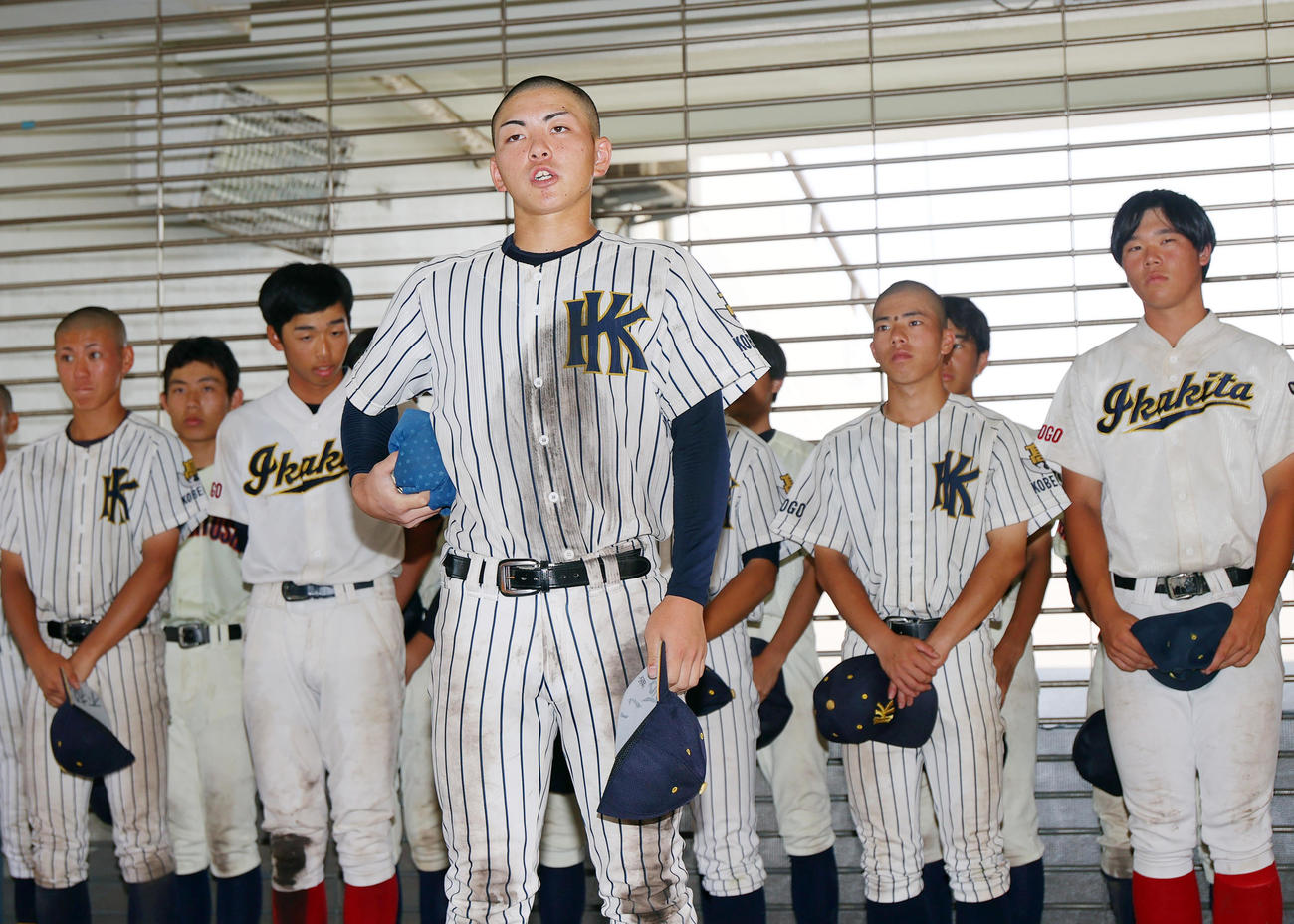 神戸北・伊川谷北・神戸学園都市対姫路南　試合後のミーティングで話す神戸北・伊川谷北・神戸学園都市の羽村主将（撮影・上山淳一）