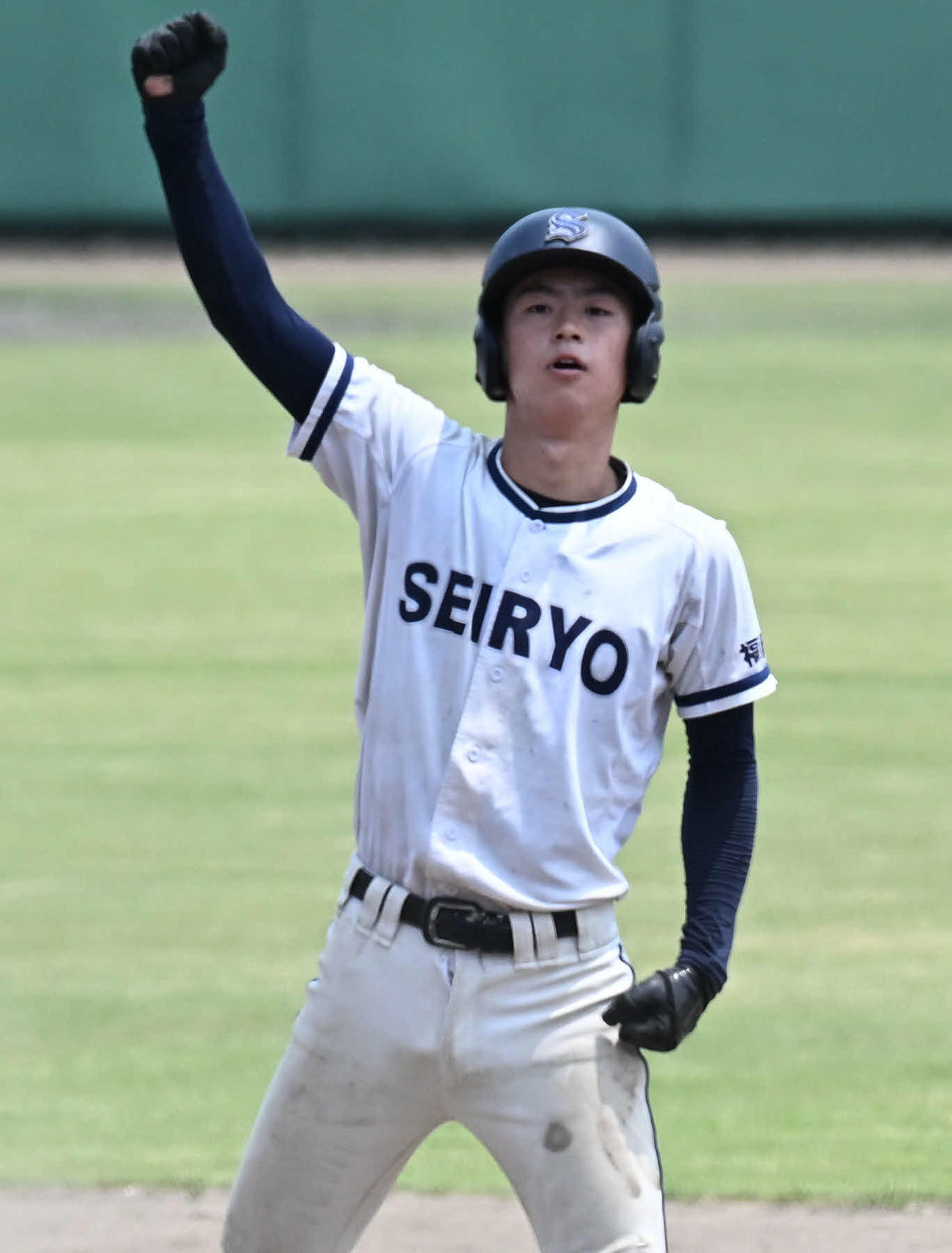 浮羽工対福岡西陵　3回裏福岡西陵2死、中村は二塁打を放つ（撮影・林敢治）