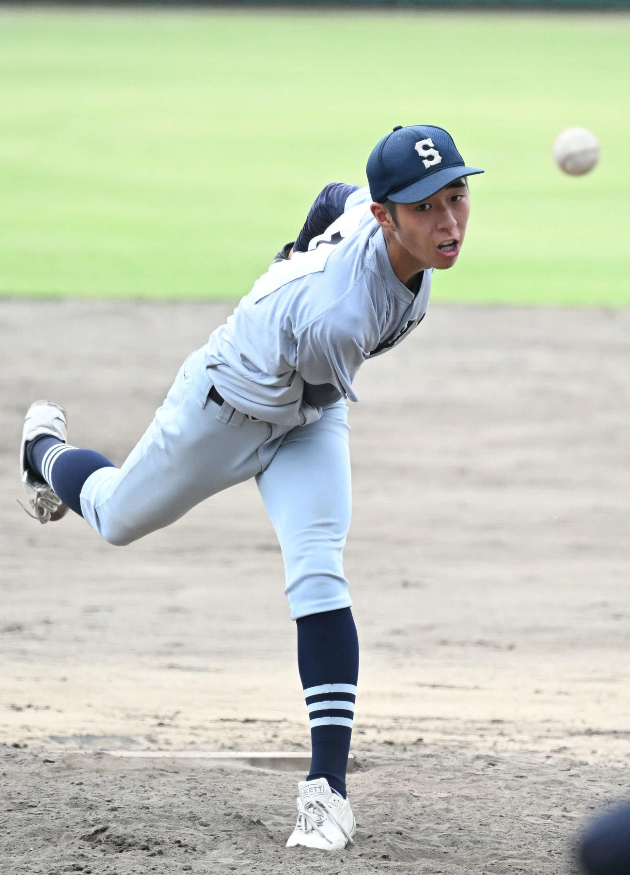 中村学園三陽対浮羽究真館　力投する中村学園三陽・原野（撮影・林敢治）