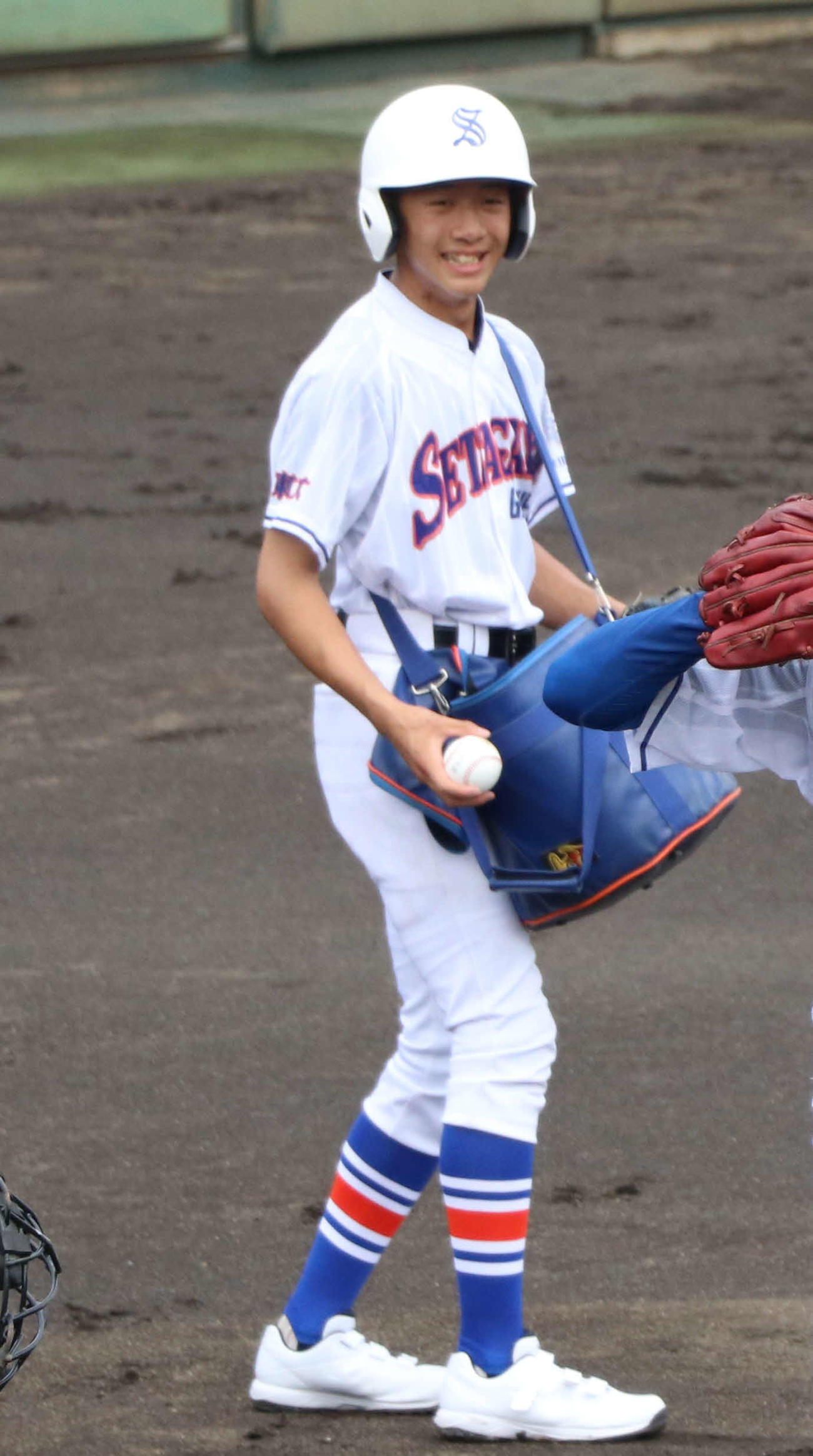 羽村対世田谷学園　試合前のシートノックでボール渡しをする世田谷学園・川相（撮影・泉光太郎）
