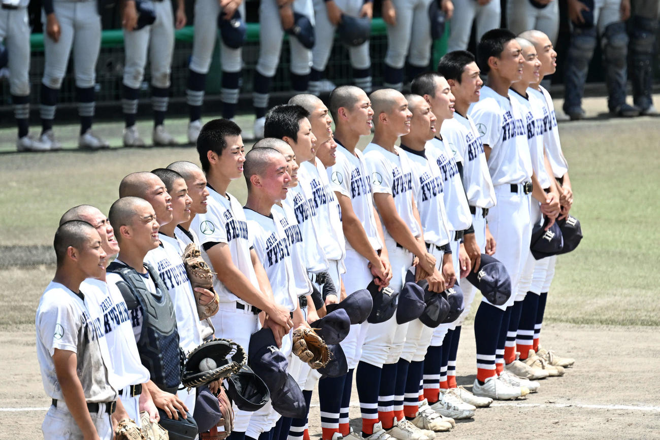 中村学園三陽対浮羽究真館　初戦を制し校歌斉唱する浮羽究真館ナイン（撮影・林敢治）