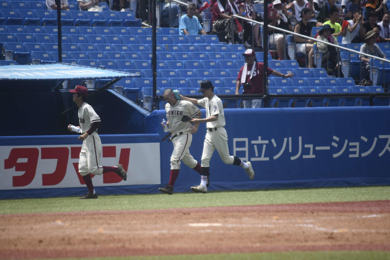 足がつった墨田工科の選手の介抱に当たる対戦相手の東洋の選手（撮影・平山連）