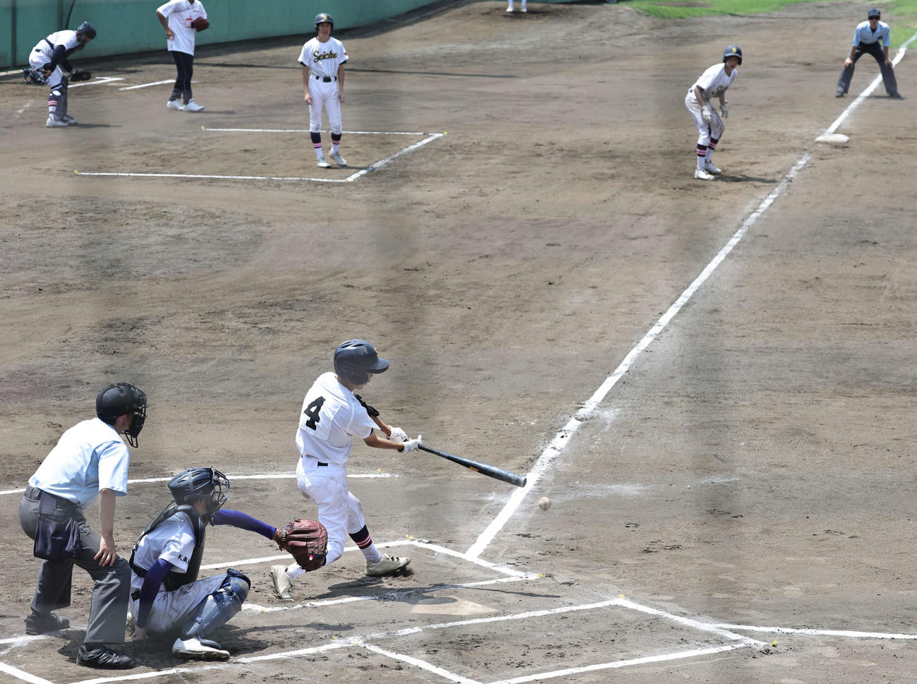 青鳥特別支援対上水　4回表青鳥特別支援無死三塁、上野（手前）の三ゴロ敵失で禰宜田（奥）が夏の大会初得点の生還を果たす（撮影・野上伸悟）
