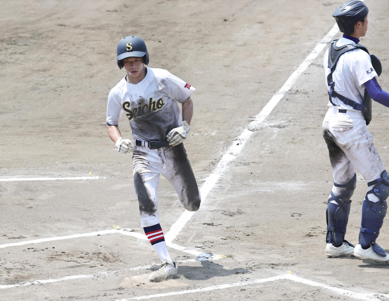 青鳥特別支援対上水　4回表青鳥特別支援無死三塁、上野の三ゴロ敵失で禰宜田が夏の大会初得点の生還を果たす（撮影・野上伸悟）