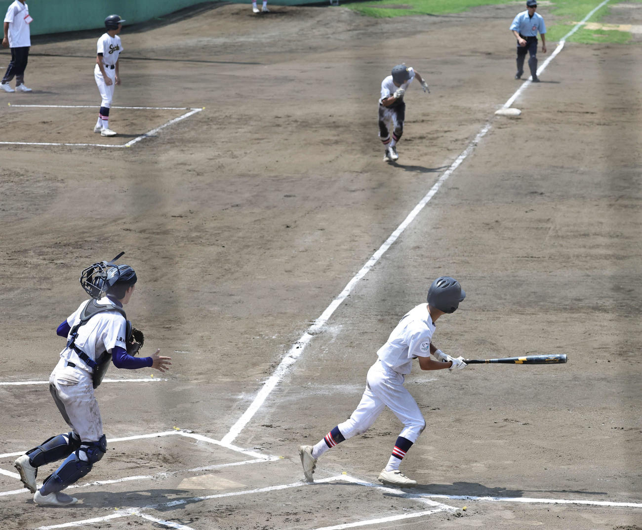 青鳥特別支援対上水　4回表青鳥特別支援無死三塁、上野（手前）の三ゴロ敵失で禰宜田（奥）が夏の大会初得点の生還を果たす（撮影・野上伸悟）