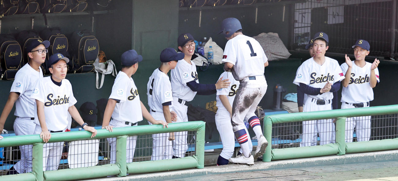 青鳥特別支援対上水　4回表青鳥特別支援無死三塁、上野の敵失で禰宜田が夏の大会初得点の生還を果たし盛り上がるベンチ（撮影・野上伸悟）