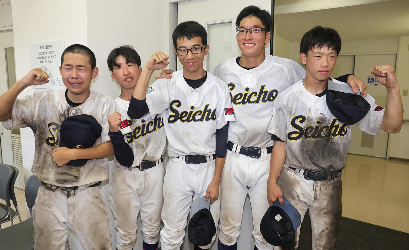 青鳥特別支援対上水　試合後に先輩後輩仲よく涙と笑顔で記念写真に納まる、左から上野、岩本、八木主将、後藤、禰宜田（撮影・野上伸悟）
