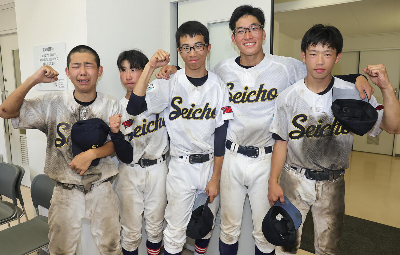 青鳥特別支援対上水　試合後に先輩後輩仲よく涙と笑顔で記念写真に納まる、左から上野、岩本、八木主将、後藤、禰宜田（撮影・野上伸悟）