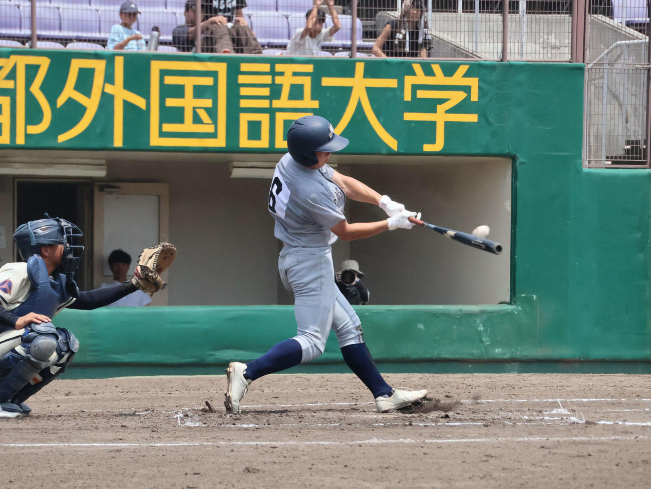 京都外大西対向陽　3回表京都外大西1死無走者、谷春毅は左翼へ三塁打を放つ（撮影・溝淵千夏）