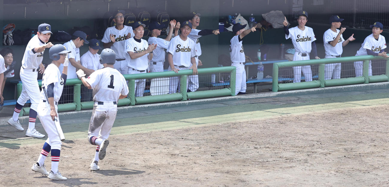 青鳥特別支援対上水　4回表青鳥特別支援無死三塁、上野の敵失で禰宜田が夏の大会初得点の生還を果たし盛り上がるベンチ（撮影・野上伸悟）