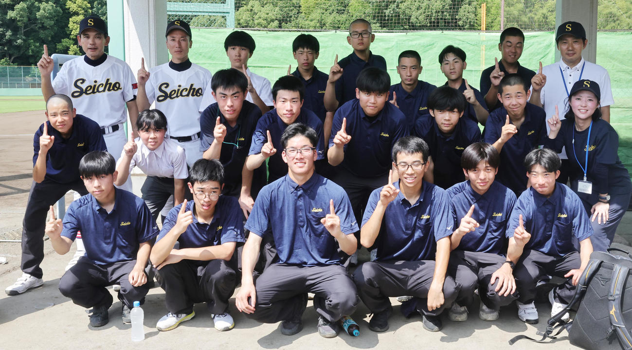 青鳥特別支援対上水　試合後に記念撮影する青鳥特別支援の選手たち。前列右から3人目が八木主将、後列左端が久保田監督（撮影・野上伸悟）