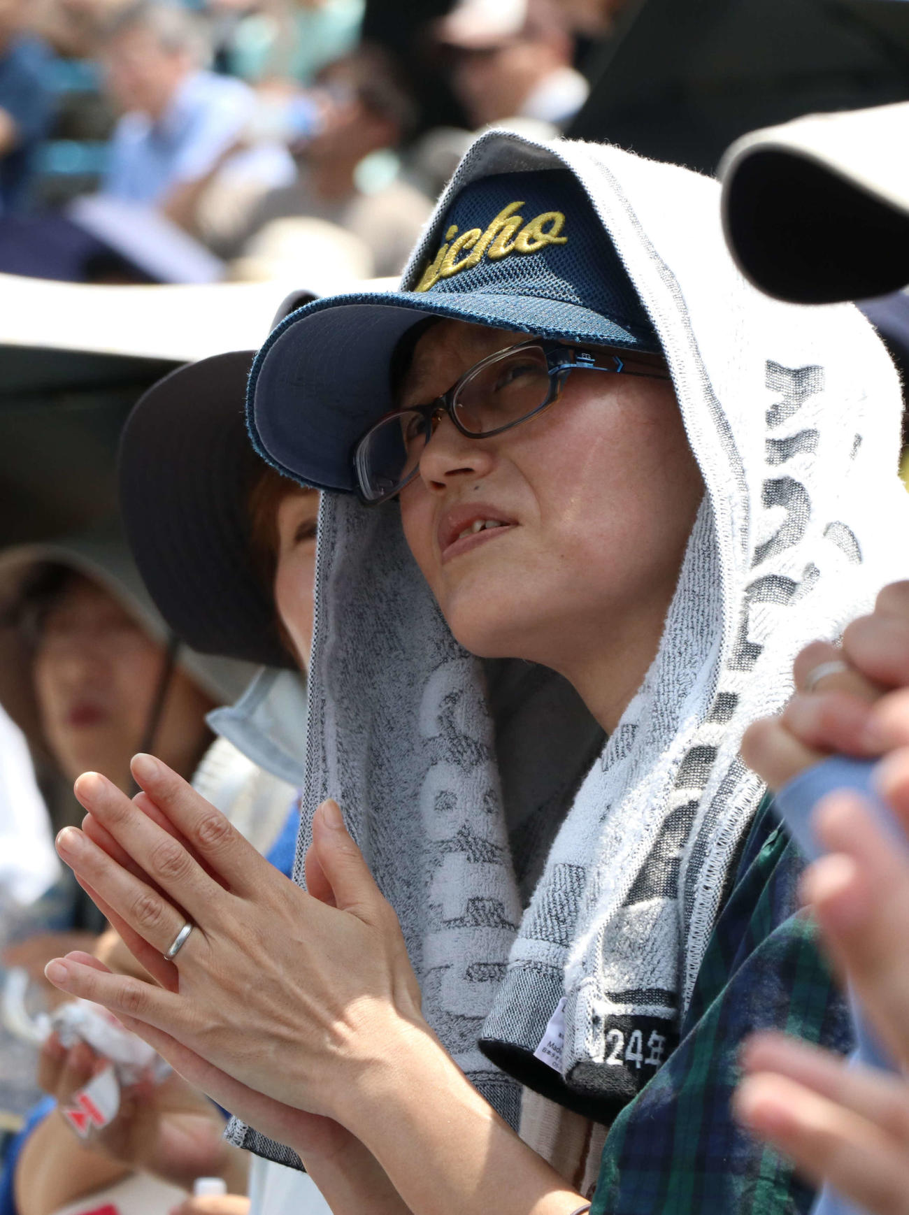 青鳥特別支援対上水　青鳥特別支援・八木の応援に駆けつけた母・由美子さん（撮影・泉光太郎）