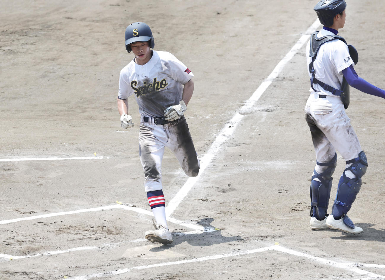 青鳥特別支援対上水　4回表青鳥特別支援無死三塁、上野の三ゴロ敵失で禰宜田が夏の大会初得点の生還を果たす（撮影・野上伸悟）