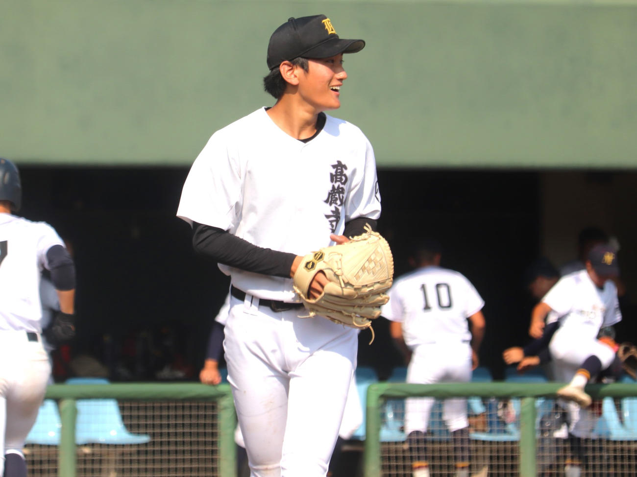 愛知大会2回戦　名古屋たちばな対高蔵寺　走者を出した初回を無失点で切り抜けて笑みを浮かべた、高蔵寺の先発・芹沢（撮影・中島麗）