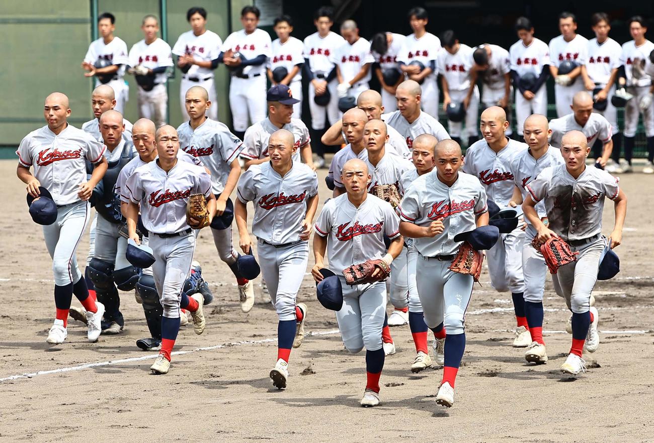 西舞鶴対京都国際　2回戦を突破した京都国際ナインは応援団席へ駆けだす（撮影・上田博志）