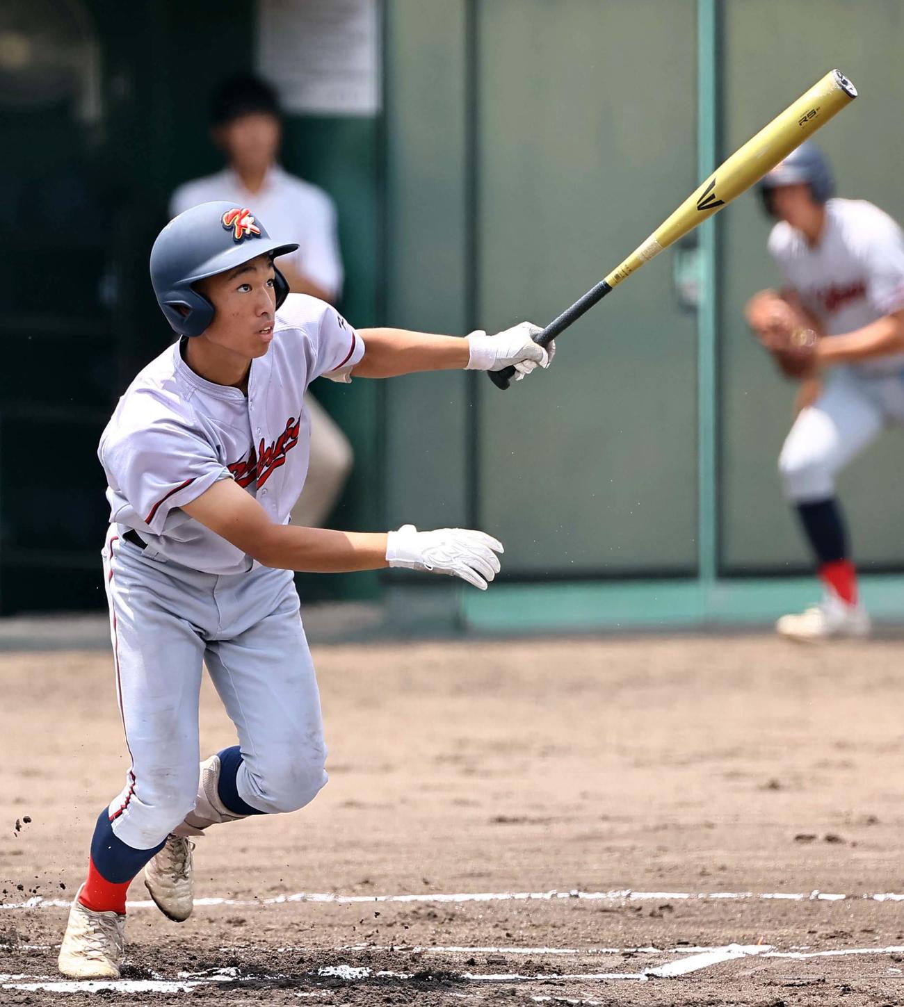 西舞鶴対京都国際　1回裏京都国際1死二塁、長谷川瑛は先制適時打を放つ（撮影・上田博志）