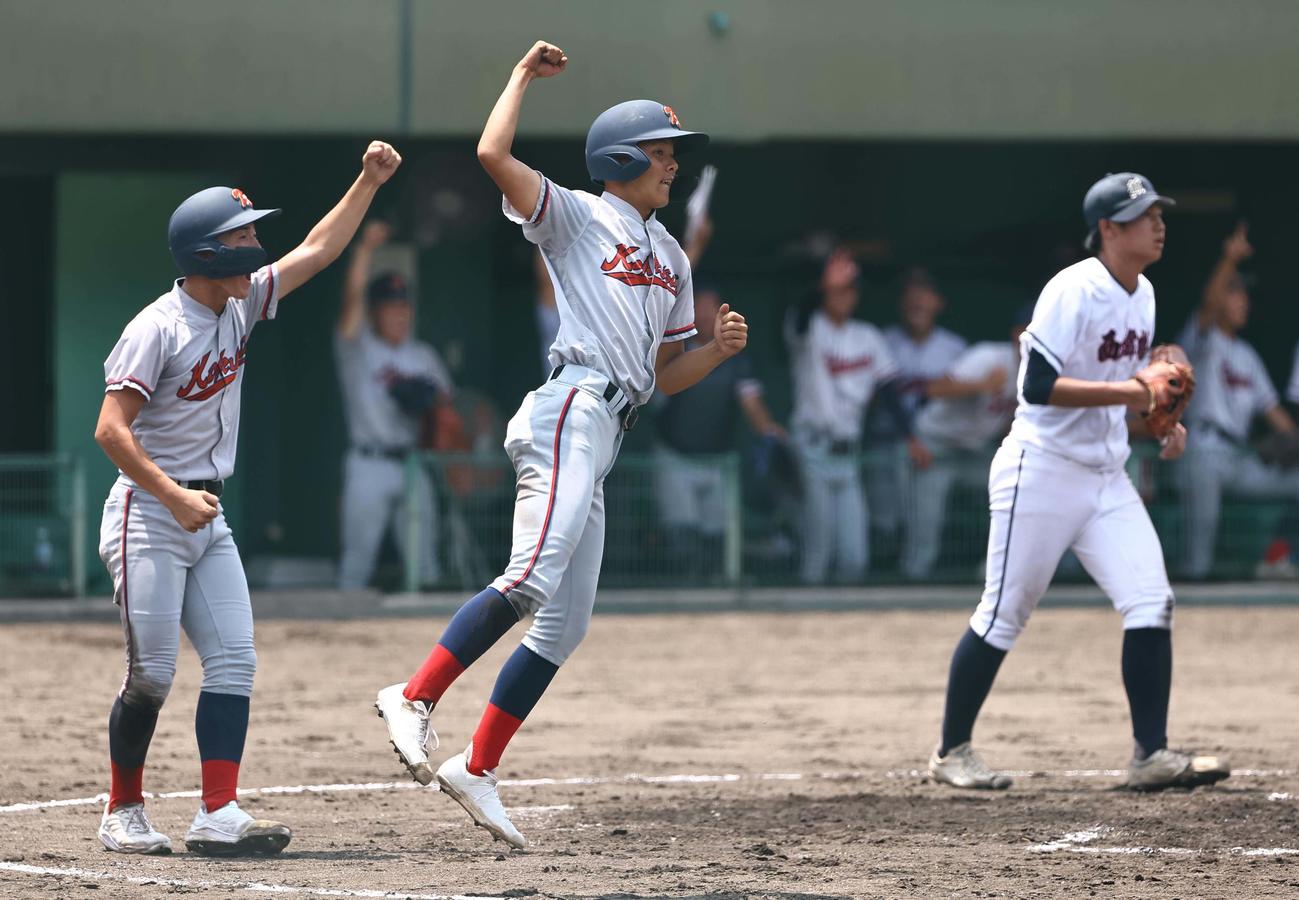 西舞鶴対京都国際　2回裏京都国際2死満塁、山口の適時打で生還しガッツポーズをする尾角（中央）と長谷川颯。右は西舞鶴エースの森津（撮影・上田博志）